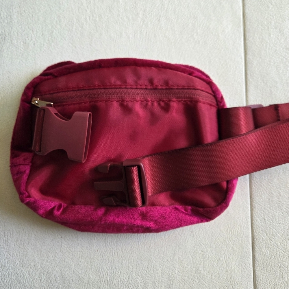 Disney Minnie Mouse Quilted Bow Detailed Velvet Waist Pack. - Picture 4 of 7